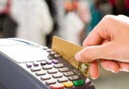 Sute de români au conturile goale, după ce au plătit la POS-urile Raiffeisen