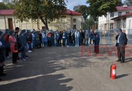 Simulare în caz de incendiu urmată de un exerciţiu de evacuare la CN „Grigore Ghica” Dorohoi