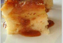 Prăjitură răsturnată cu mere și caramel