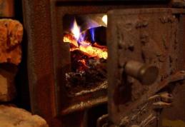 Locuinţă aprinsă de un jar căzut din sobă