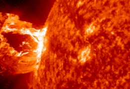 Puternica erupţie solară produsă luni a provocat deja o scurtă întrerupere a comunicaţiilor radio