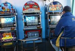 Un individ din Suceava a distrus cu toporul o sală de păcănele, nemulţumit că unul dintre aparate s-a defectat 