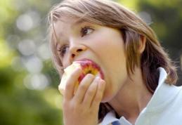 Fructe proaspete la şcoală pentru elevii din clasele pregătitoare