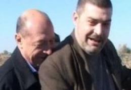Băsescu, lovit din greşeală de un ziarist