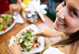 Cum să păcăleşti foamea: cinci lucruri pe care trebuie să le faci la masă