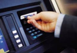 Atenție unde bagi cardul. Vezi ce comisioane cer băncile pentru retragerile de la bancomatele concurente