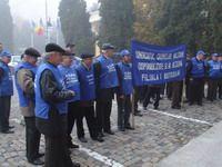 Prefectura botosani pichetata de militarii rezervisti de Ziua Armatei