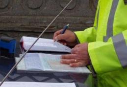 Incident electoral: Tânăr sancţionat pentru că lipea afişe electorale pe stâlpii de iluminat public