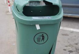 Primim la redacţie: „Coşuri de gunoi distruse”