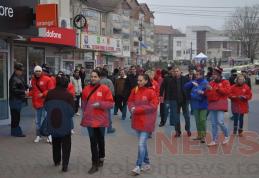 Andrei Dolineaschi și Doina Elena Federovici de vorbă cu cetățenii în Piața Mare a municipiul Dorohoi - FOTO