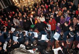 Zeci de oameni prezenţi la concertul organizat la Catedrala municipiului Dorohoi - FOTO