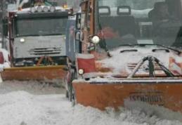Circulaţia se desfăşoară în condiţii de iarnă pe drumurile judeţene. Utilajele de deszăpezire sunt pe teren!