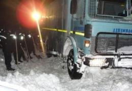 Jandarmii intervin în salvarea persoanelor blocate în zăpadă