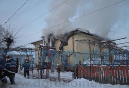 Pompierii dorohoieni la datorie: Etajul unei locuinţe din Dorohoi distrus de un incendiu – VIDEO/FOTO