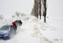 Peste 100 de localităţi sunt izolate de nămeţi. Drumurile rămân închise!