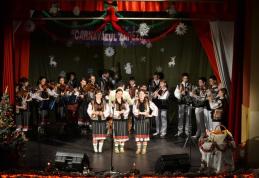 La „Carnavalul zăpezii”: copii prefăcuţi în colinde - FOTO