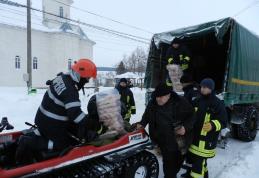 Pâine dusă cu ATV-ul pe şenile locuitorilor  din Cotu Miculinţi şi Ghireni