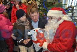 PNL Dorohoi păstrează tradiţia şi este alături de familiile monoparentale în prag de Crăciun - FOTO