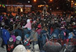 Moș Crăciun a venit la Dorohoi cu sania trasă de doi ponei - FOTO