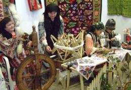 Obiceiuri de Crăciun. Fetele nemăritate se adună la şezătoare