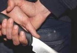 Doi suceveni, tată și fiu, au fost înjunghiaţi de urători