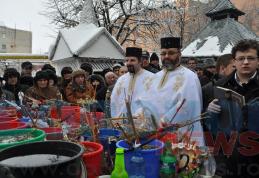 Boboteaza: Ziua când se sfinţesc apele - Credincioșii din Dorohoi au primit agheasmă - FOTO