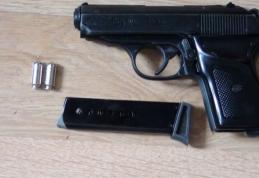 Doi suceveni au fost surprinşi când încercau să vândă un pistol