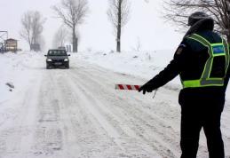 Peste 100 de poliţişti acţionează pentru restricţionarea circulaţiei pe drumurile afectate de zăpadă