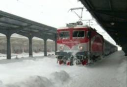 Pe cale ferată nu sunt linii închise, dar circulaţia trenurilor se desfăşoară în condiţii de iarnă
