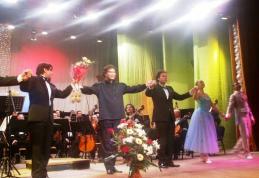 Prefectul a oferit un coş de flori artiştilor din Concertul pentru Anul Nou