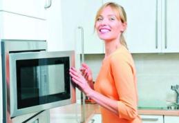 Întrebuinţări inedite ale cuptorului cu microunde: Ajută la spălatul şosetelor