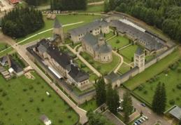 Scandal la Putna. Fiscul vrea terenul mănăstirii, preoţii au făcut plângeri penale