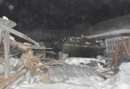 O femeie din Rusia s-a trezit cu un tanc în casă. Un vecin a crezut că a început războiul