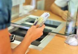 BCR va taxa persoanele care îşi plătesc facturile la ghişeele băncii