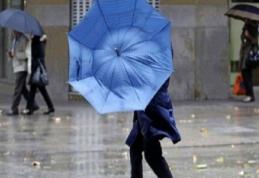 Precipitaţii şi intensificări de vânt în toată ţara, de duminică până luni dimineaţa