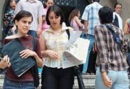 Angajatorii vor absolventi cu trei ani de experienta profesionala. Este posibil? 