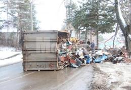 Un camion încărcat cu fier care mergea de la Dorohoi la Suceava, s-a răsturnat la ieşirea din pădurea de la Adâncata