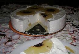 Tort cu cremă de iaurt și ananas