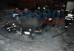 Mașină scoasă recent din service, distrusă parțial într-un incendiu pe Aleea Iasomiei din Dorohoi - VIDEO/FOTO