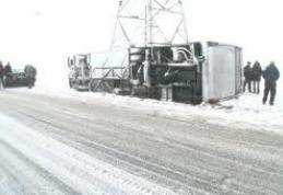 Un autobuz cu călători care mergea spre Darabani, s-a răsturnat la ieșirea din Dorohoi