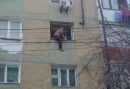 Dorohoian ajuns în pragul disperării, amenință că se aruncă de la etajul unui bloc din Cartierul Plevna - FOTO