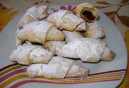 Cornulețe fragede cu iaurt de fructe și gem