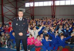 [VIDEO][GALERIE FOTO] Copiii din Dorohoi invatati sa-si apere viata in caz de dezastre