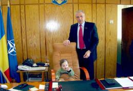 Troienele de zăpadă i-au adus prefectului Macaleţi un nou prieten