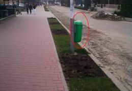 Coşuri de gunoi pozitionate aiurea pe Bulevardul Victoriei