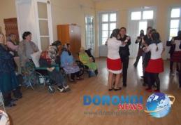 Elevii Şcolii gimnaziale nr.1 Corlăteni au adus un zâmbet bunicilor de la Centrul de bătrâni Vlădeni - FOTO