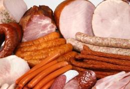 Cum ne cumpărăm boala. Ingredientele din mezeluri favorizează apariţia cancerului la stomac