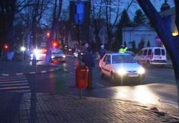 O tânără şoferiţă a pierdut controlul volanului şi a lovit două maşini staţionate