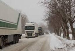 Atenție șoferi! Viscol şi ninsori în Moldova. Mai multe maşini au rămas blocate în zona Gura Humorului
