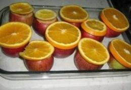 Mere coapte cu nucă și portocale